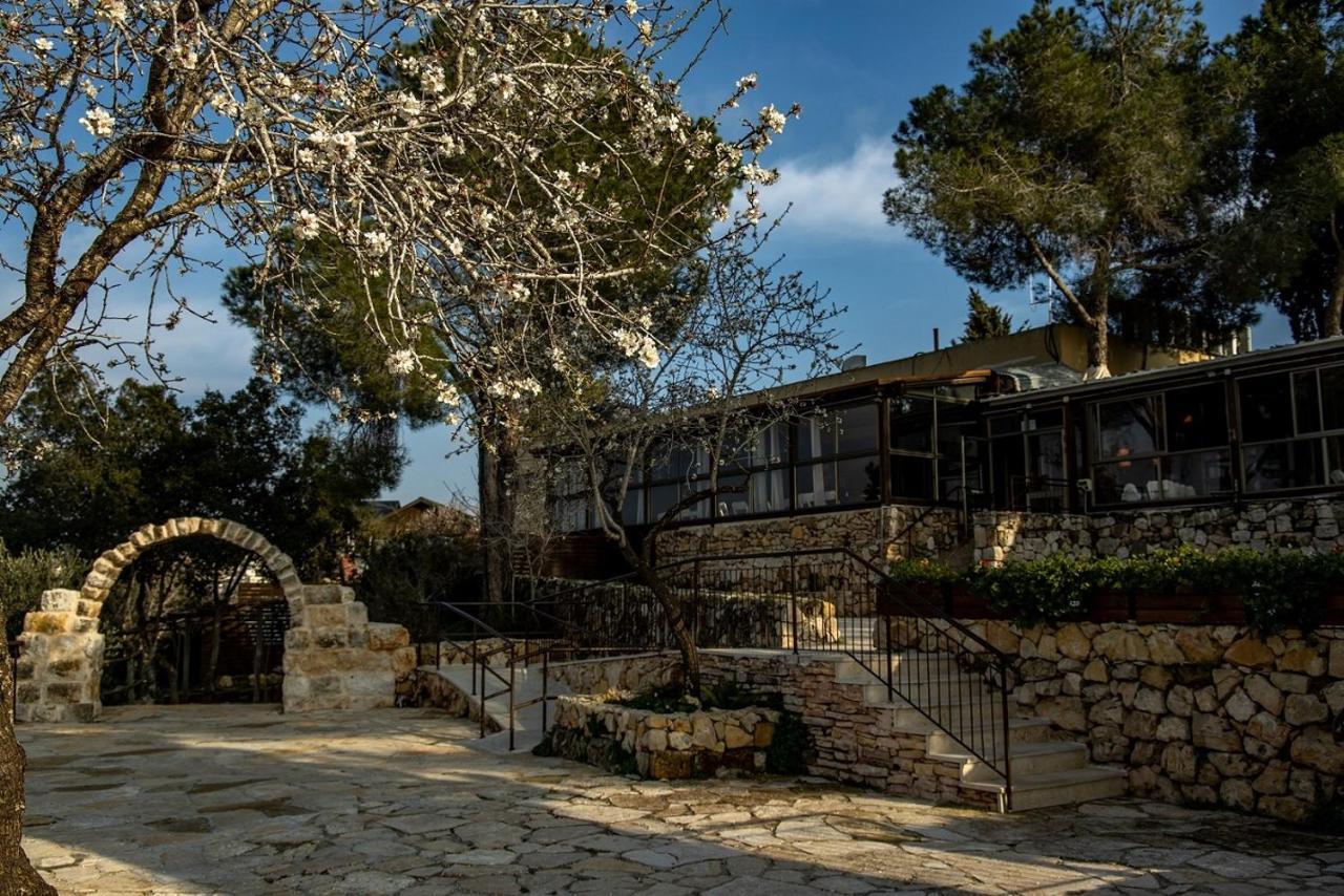 Logos Hotel In Yad Hashmona Exterior foto